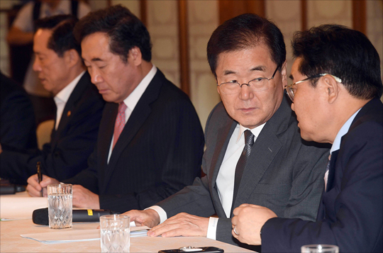정의용 국가안보실장이 2017년 9월 5일 서울 종로구 총리공관에서 열린 북핵관련 긴급 안보 고위 당정청 회의에서 대화를 하고 있다. ⓒ데일리안