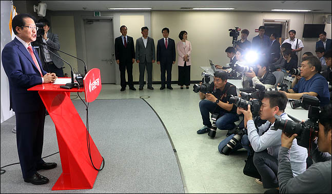 홍준표 자유한국당  대표가 17일 서울 여의도 당사에서 미북정상회담과 관련한 공개서한을 발표하고 있다. ⓒ데일리안 박항구 기자