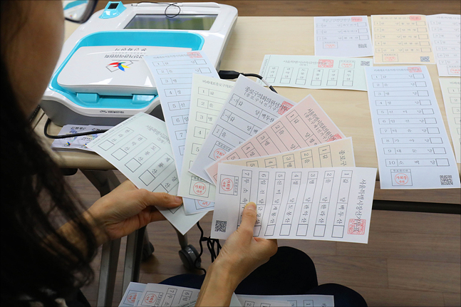 17일 가회동주민센터에서 서울시선거관리위원회가 6.13 지방선거 사전투표 모의시험을 하고 있다. ⓒ데일리안 홍금표 기자