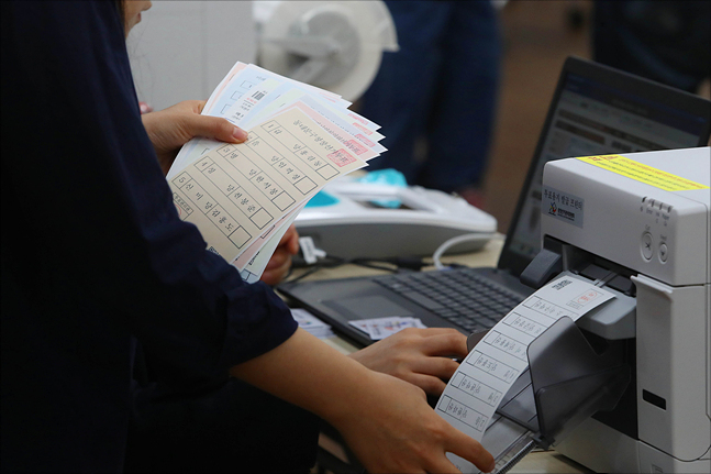17일 서울 가회동주민센터에서 서울시선거관리위원회가 6.13 지방선거 사전투표 모의시험을 하고 있다. ⓒ데일리안 홍금표 기자
