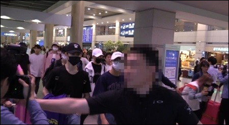 SM엔터테인먼트 측이 NCT127 경호원의 취재진 폭행 논란에 대해 사과했다. 엔라이브 영상 캡처.