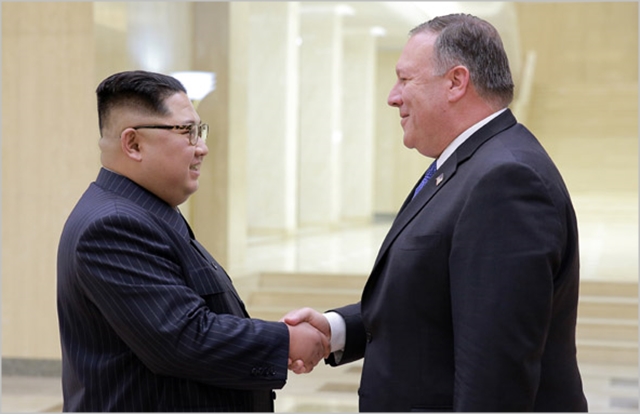 김정은 북한 국무위원장과 마이크 폼페이오 미국 국무장관이 지난 9일 평양에서 회동하고 있다. ⓒ조선중앙통신 