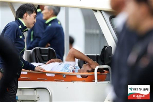 이근호가 19일 경남과 경기에서 부상으로 들것에 실려 그라운드를 나오고 있다. ⓒ 한국프로축구연맹