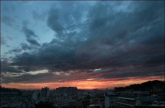 22일은 전국이 점차 흐려지다가 저녁부터는 서울과 경기를 중심으로 비가 내리겠다. ⓒ데일리안 