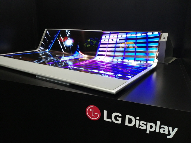LG디스플레이가 'SID 2018'에서 전시부스에 설치한 77인치 투명 플렉서블 유기발광다이오드(OLED).ⓒLG디스플레이