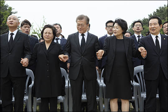 문재인 대통령이 2017년 5월 23일 오후 경남 김해시 봉하마을 대통령 묘역에서 열린 노무현 전 대통령 8주기 추도식에서 참석자들과 함께 임을 위한 행진곡을 부르고 있다. ⓒ노무현재단 제공