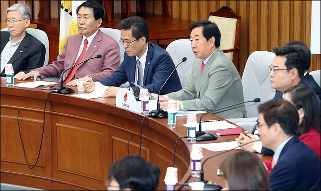 김성태 자유한국당 원내대표가 23일 오전 국회에서 열린 원내대책회의에서 이야기 하고 있다. ⓒ데일리안 박항구 기자