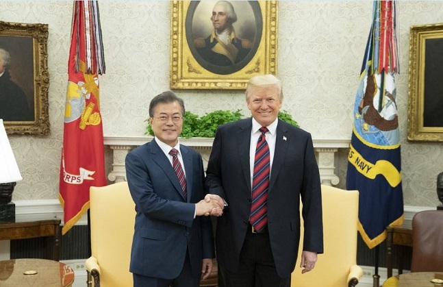 문재인 대통령이 22일 오후(현지시간) 백악관에 도착해 도널드 트럼프 대통령과 악수하고 있다. 이날 트럼프 대통령은 중국과의 무역협상과 관련해 '불만족스럽다'는 입장을 표했다. (자료사진) ⓒ연합뉴스
