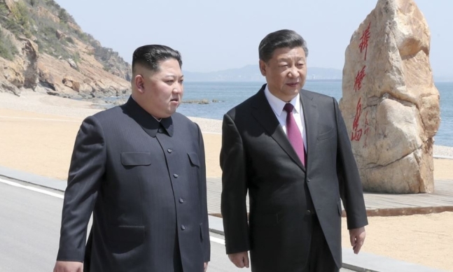 최근 중국을 두번째 방문한 김정은 북한 국무위원장이 다롄에서 시진핑 중국 국가주석과 해변을 걸으며 대화를 나누고 있다. ⓒ조선중앙통신