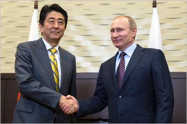 아베 신조 일본 총리와 블라디미르 푸틴 러시아 대통령이 2016년 12월 정상회담을 진행하고 있다. ⓒJapan Times