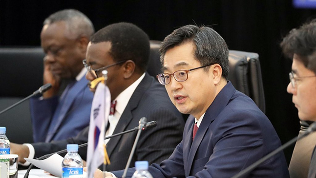 김동연 경제부총리 겸 기획재정부 장관(오른쪽에서 두번째)이 22일 부산 벡스코에서 열린 한국-아프리카 경제협력회의(KOAFEC)에서 인사말을 하고 있다. ⓒ연합뉴스