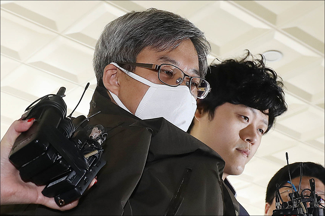 댓글 여론조작 혐의로 구속기소된 드루킹 김모 씨가 5월 11일 서울 종로구 서울지방경찰청 사이버수사대에서 조사를 받기 위해 이송되고 있다. ⓒ데일리안 홍금표 기자