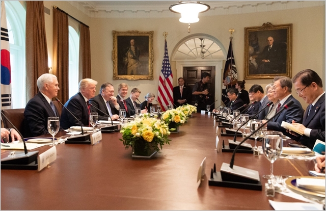 문재인 대통령과 도널드 트럼프 미국 대통령이 22일(현지시각) 미국 워싱턴에서 한미정상회담을 진행하고 있다. ⓒ마이크 펜스 미국 부통령 트위터 