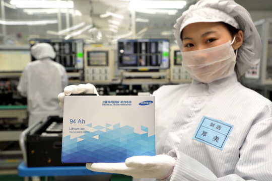 중국 산시성 시안 소재 삼성SDI 공장의 한 직원이 전기자동차용 배터리를 들어 보이고 있다.ⓒ삼성SDI
