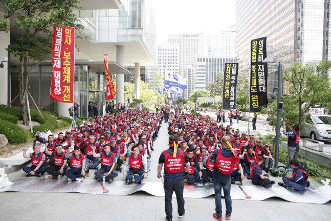 KT노조가 지난 24일 광화문 KT사옥 뒤뜰에서 2018 단체교섭 총력 투쟁 결의를 진행했다.ⓒKT노조 