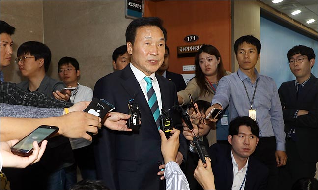 손학규 바른미래당 중앙선대위원장이 25일 오전 국회 정론관에서 서울 송파을에 출마하지 않겠다고 밝힌 뒤 기자들의 질문에 답변하고 있다. ⓒ데일리안 박항구 기자