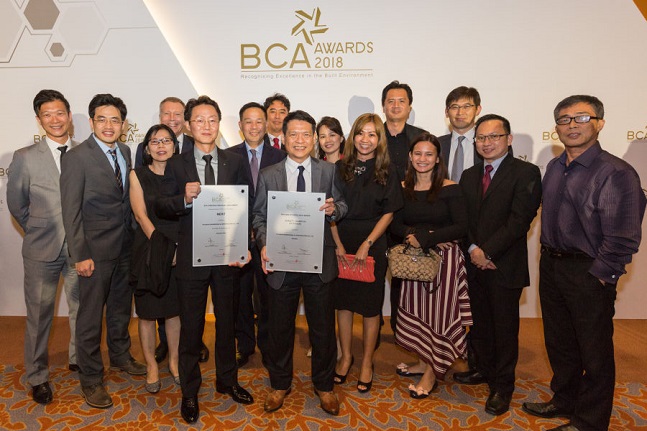 싱가포르 리조트 월드 센토사에서 열린 ‘BCA AWARDS 2018’ 시상식이 현대건설 싱가포르 지사 직원들이 참석한 가운데 열렸다. 현대건설 임직원들이 싱가포르 건설대상을 수상한 뒤 기념촬영을 하고 있다.ⓒ현대건설