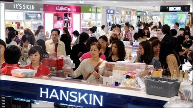 롯데면세점 화장품 매장에서 제품을 살펴보는 중국인 관광객의 모습. ⓒ롯데면세점