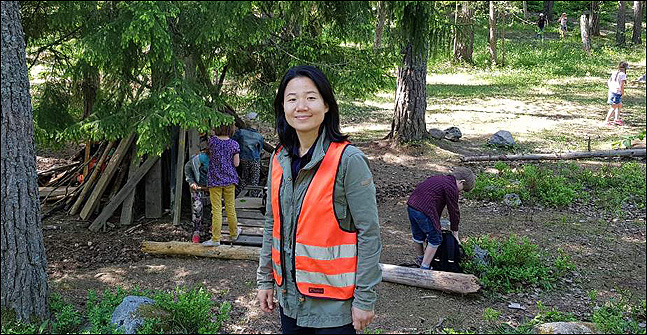 아이들과 숲속에서 야외 활동 중인 신미성 씨. 스웨덴 아이들의 수업 시간 중 큰 비중을 차지하는 것이 야외활동이다. (사진 신미성 제공)