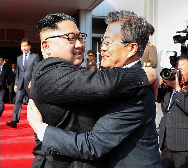 문재인 대통령과 북한 김정은 국무위원장이 26일 오후 판문점 북측지역 통일각에서 열린 2차 남북정상회담을 마친 뒤 포옹하고 있다. ⓒ청와대