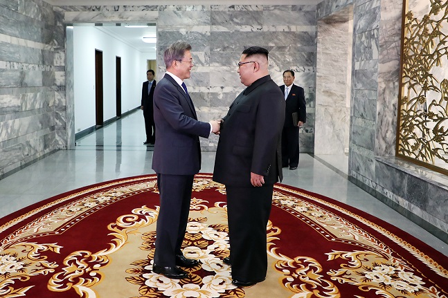문재인 대통령이 26일 오후 판문점 북측 통일각에서 김정은 북한 국무위원장과 만나 악수를 나누고 있다.ⓒ청와대