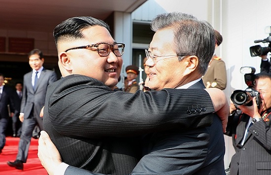 문재인 대통령과 북한 김정은 국무위원장이 26일 오후 판문점 북측 통일각에서 정상회담을 마친 후 헤어지며 포옹하고 있다.ⓒ청와대