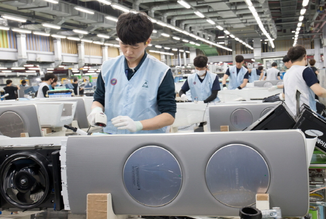 광주 오선동에 위치한 삼성전자 광주사업장 에어컨 생산라인에서 직원들이 '삼성 무풍에어컨'을 생산하고 있다.ⓒ삼성전자