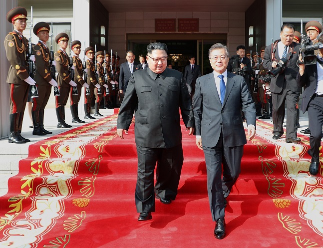 문재인 대통령과 북한 김정은 국무위원장이 26일 오후 판문점 북측지역 통일각에서 만나 회담장으로 이동하고 있다. ⓒ청와대