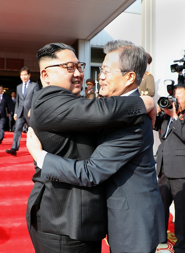 문재인 대통령과 북한 김정은 국무위원장이 26일 오후 판문점 북측 통일각에서 정상회담을 마친 후 헤어지며 포옹하고 있다.ⓒ청와대