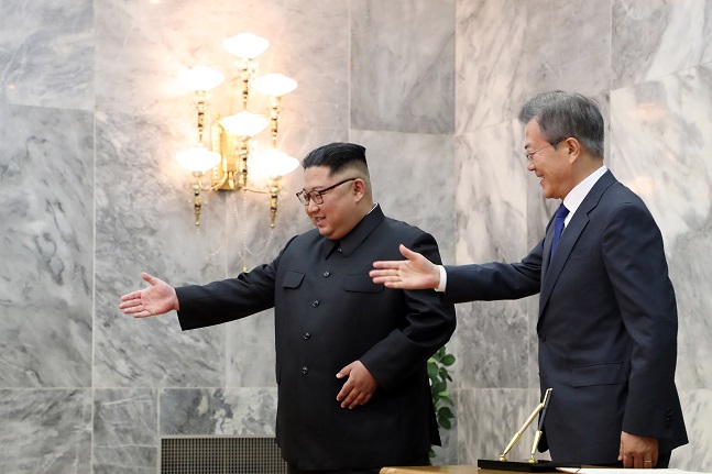 문재인 대통령과 북한 김정은 국무위원장이 26일 오후 판문점 북측지역 통일각에서 만나 회담장으로 이동하고 있다. ⓒ청와대