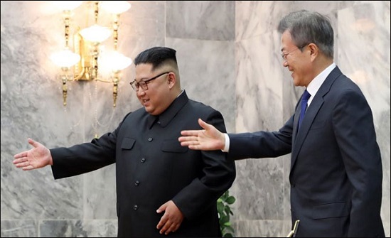 문재인 대통령이 26일 오후 판문점 북측 통일각에서 열린 남북정상회담에서 김정은 국무위원장의 안내를 받고 있다.ⓒ연합뉴스