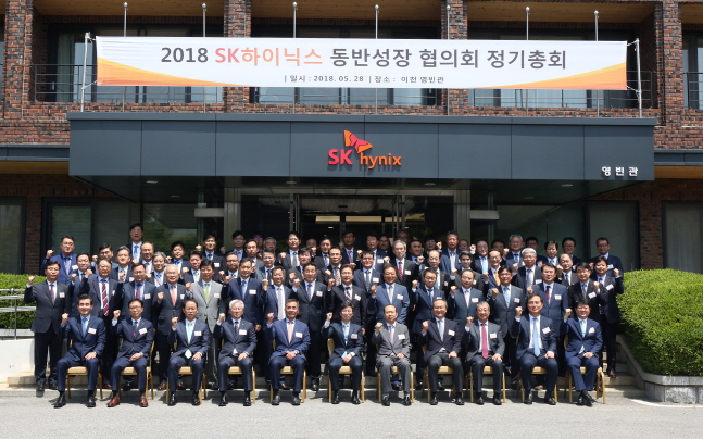 (좌측 6번째) SK하이닉스 CEO 박성욱 부회장 (좌측 7번째) 동반성장협의회 회장 주성엔지니어링 황철주 대표이사. ⓒ SK하이닉스 