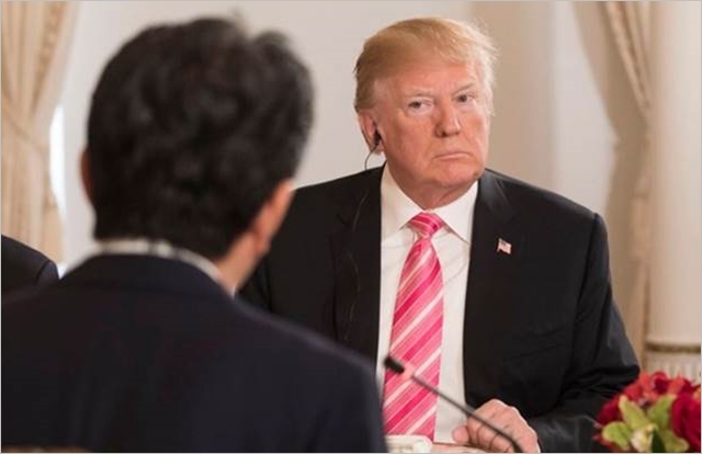 도널드 트럼프 미국 대통령(오른쪽)이 지난 4월 진행된 미일 정상회담에서 아베 신조 일본 총리의 발언을 경청하고 있다. ⓒ도널드 트럼프 트위터 