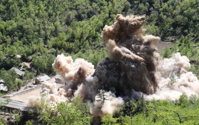 24일 북한이 함경북도 길주군 풍계리 핵실험장 폐쇄를 위한 폭파작업을 했다. 풍계리 핵실험 관리 지휘소시설 목조 건물들이 부서지고 있다. ⓒ사진공동취재단 