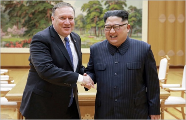 김정은(오른쪽) 북한 국무위원장과 마이크 폼페이오 미국 국무장관이 지난 9일 평양에서 회동하면서 활짝 웃고 있다.(자료사진) ⓒ조선중앙통신 