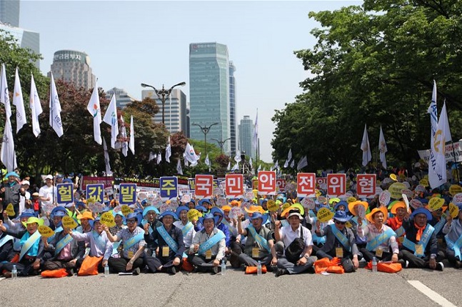 전국 건설인 7000여명이 31일 서울 여의도 국회의사당 앞에서 사회간접자본(SOC) 예산 확대와 적정 공사비 확보를 요구하며 대국민호소대회를 열었다.ⓒ대한건설단체총연합회