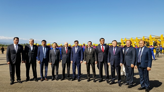 지난 31일 카자흐스탄 남부 알마티시 공사현장에서 개최한 알마티 순환도로 착공식에서 관계자들이 기념사진 촬영을 하고 있다. ⓒSK건설