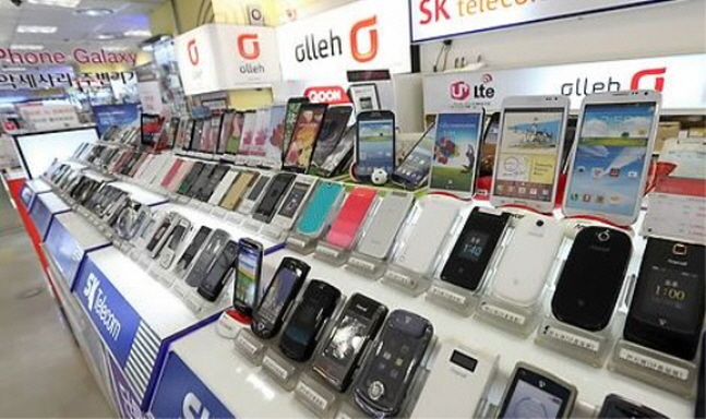 스마트폰이 한데 진열돼있는 용산구의 한 판매점. ⓒ 연합뉴스 