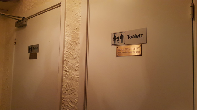 화장실에 남녀 표시가 없고, 남녀 화장실이 구분되지 않는 것에 대해 스웨덴 사람들은 대체로 당연하다는 반응이다. 성을 구분하지 않는 것이 성 범죄를 예방하는데 더 도움이 된다고 본다. (사진 = 이석원)