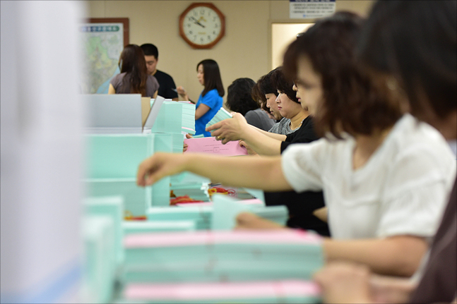 6.13 지방선거가 열흘 앞으로 다가온 가운데 3일 서울 용산구 선거관리위원회에서 선관위 관계자들이 2018 전국동시지방선거 투표용지를 검수하고 있다. ⓒ데일리안 홍금표 기자