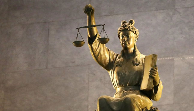 서울 서초구 대법원 대법정 입구에 설치된 조형물 정의의 여신상.ⓒ연합뉴스