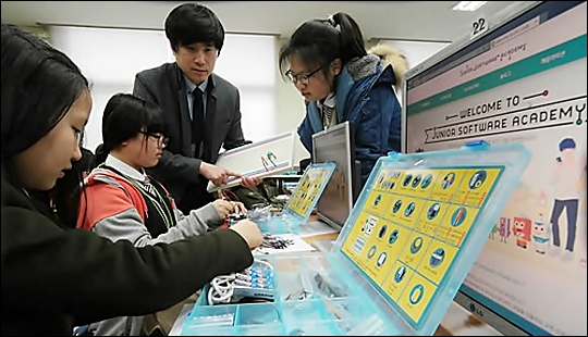 교육부가 4일 자유학년을 실시하는 삼성중학교 1학년 교실을 방문해 현장 의견을 청취했다. (자료사진) ⓒ연합뉴스 