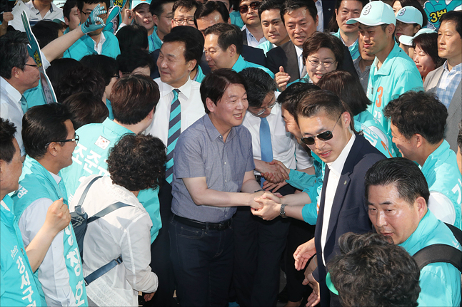 지난 3일 오후 서울 강남역에서 열린 바른미래당 중앙선대위 집중유세에서 안철수 바른미래당 서울시장 후보와 지지자들과 인사를 나누며 입장하고 있다. ⓒ데일리안 홍금표 기자