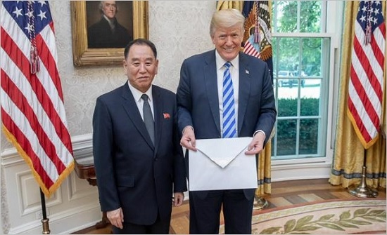 도널드 트럼프 미국 대통령이 지난 1일(현지시각) 김정은 국무위원장의 친서를 보여주고 있다 ⓒ댄 스카비노 백악관 소셜미디어 국장 트위터
