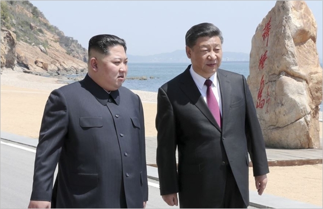 시진핑 중국 국가주석과 김정은 북한 국무위원장이 지난달 8일 중국 다롄에서 회동하고 있다. ⓒ조선중앙통신