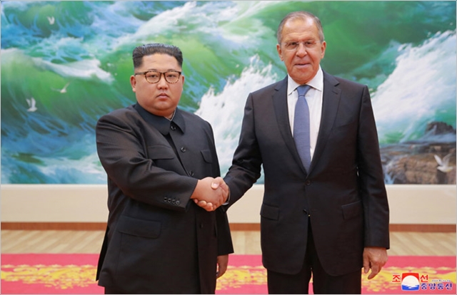 김정은 북한 국무위원장과 세르게이 라브로프 러시아 외무장관이 지난달 31일 회동하고 있다. ⓒ조선중앙통신