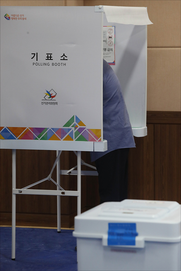 6.13 지방선거 사전투표가 시작된 8일 오전 서울 관악구 남현동주민센터에서 유권자들이 투표하고 있다. ⓒ데일리안 홍금표 기자