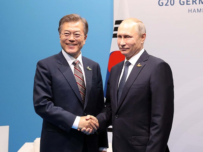 문재인 대통령이 2017년 7월 7일 독일 함부르크 G20 메세 A4홀 내 양자회담장에서 블라디미르 푸틴 러시아 대통령을 만나 악수하고 있다.ⓒ청와대