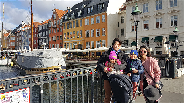 지난 해 4월 부활절 연휴 때 덴미크 코펜하겐으로 가족 여행을 갔을 때. 대표적인 관광지인 뉘하운(Nyhavn)에서. (사진 송두휘 제공)