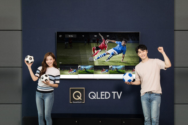 삼성전자 남녀 모델이 2018년형 QLED TV의 AI기반 축구 큐레이션 서비스를 소개하고 있다.ⓒ삼성전자
